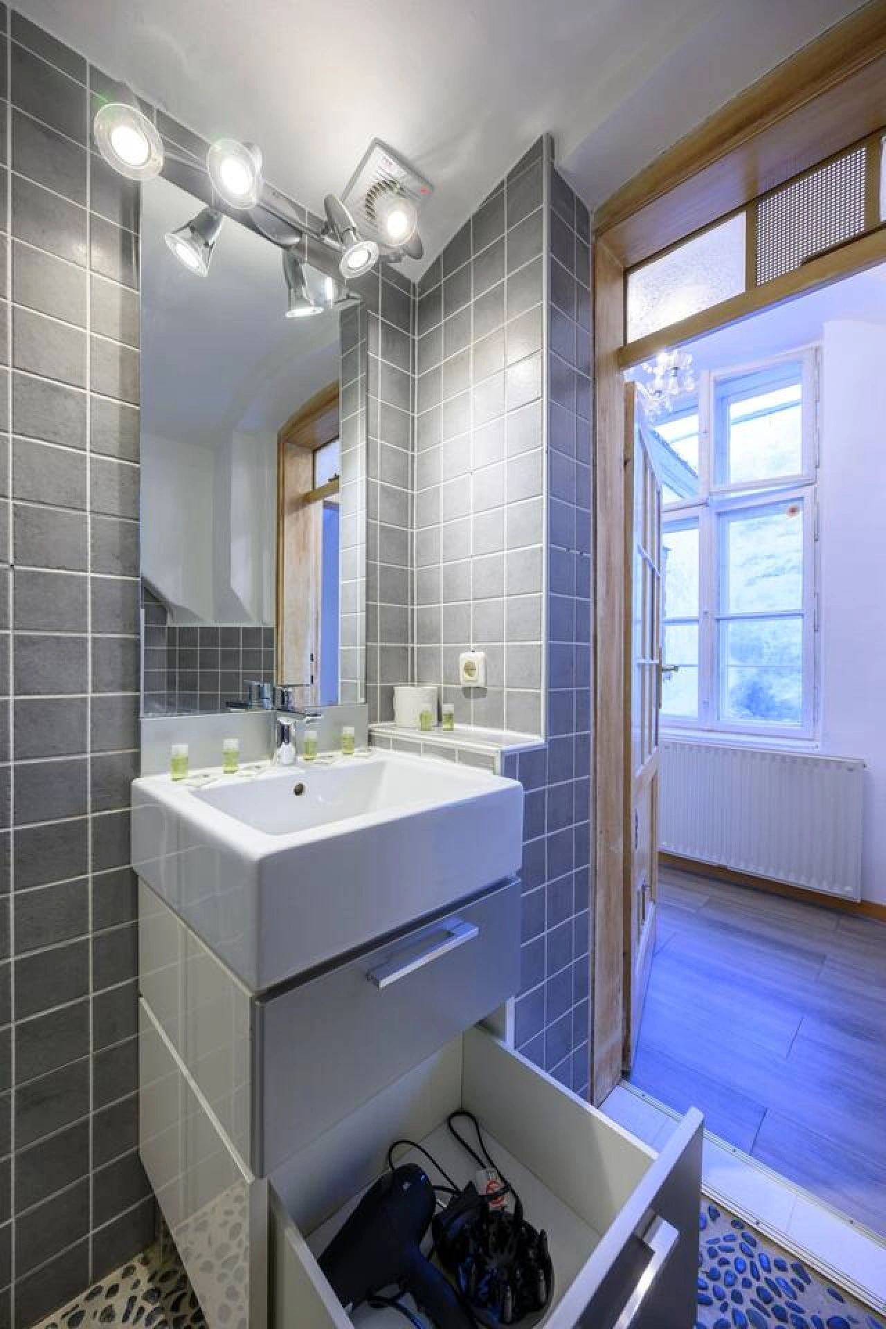 Spacious 2-BR Stay for 6 | Heart of Mödling — photo 31 of 40