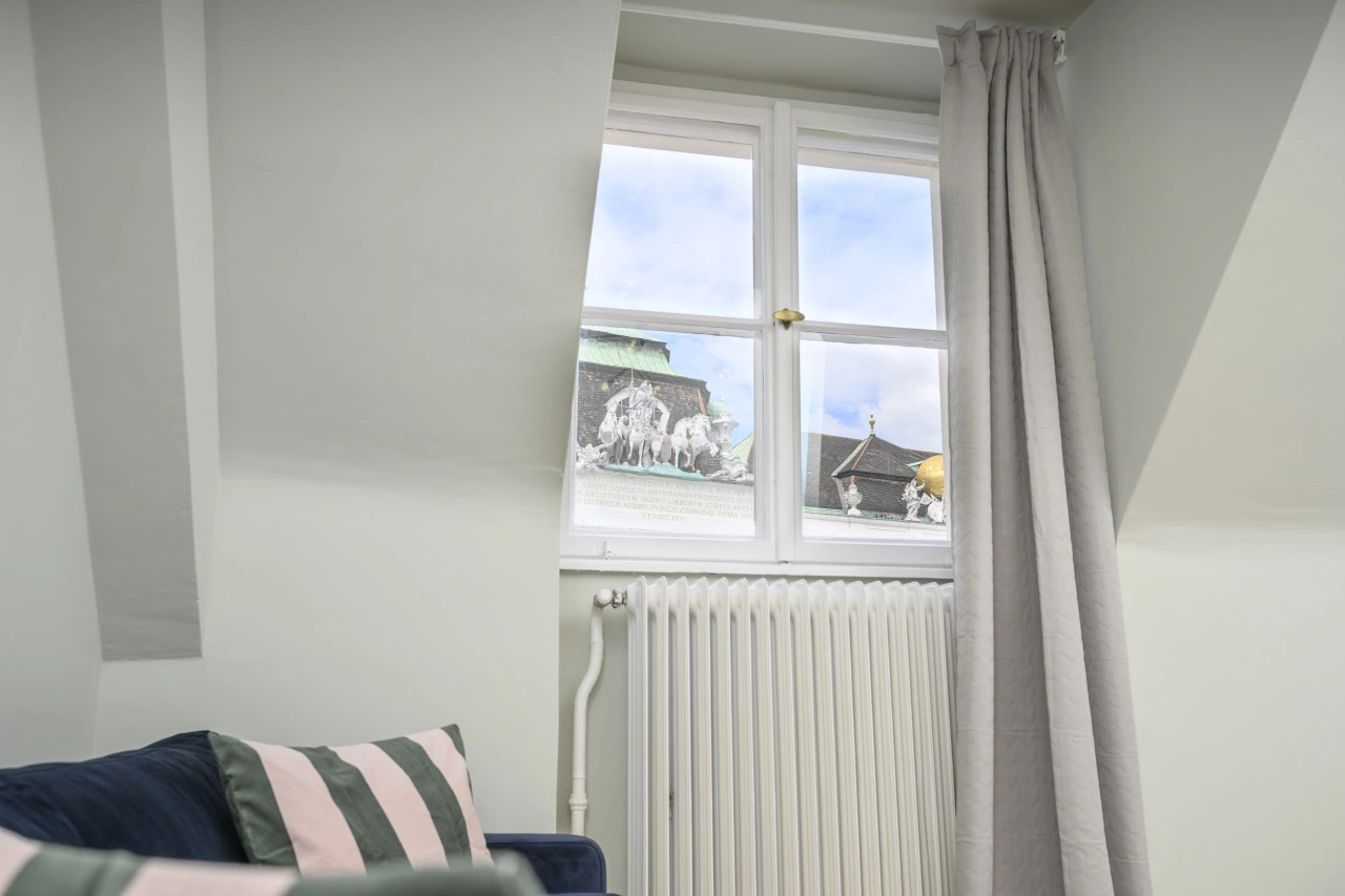 Palais Palffy I Spacious Apartment without Kitchen — photo 8 of 40