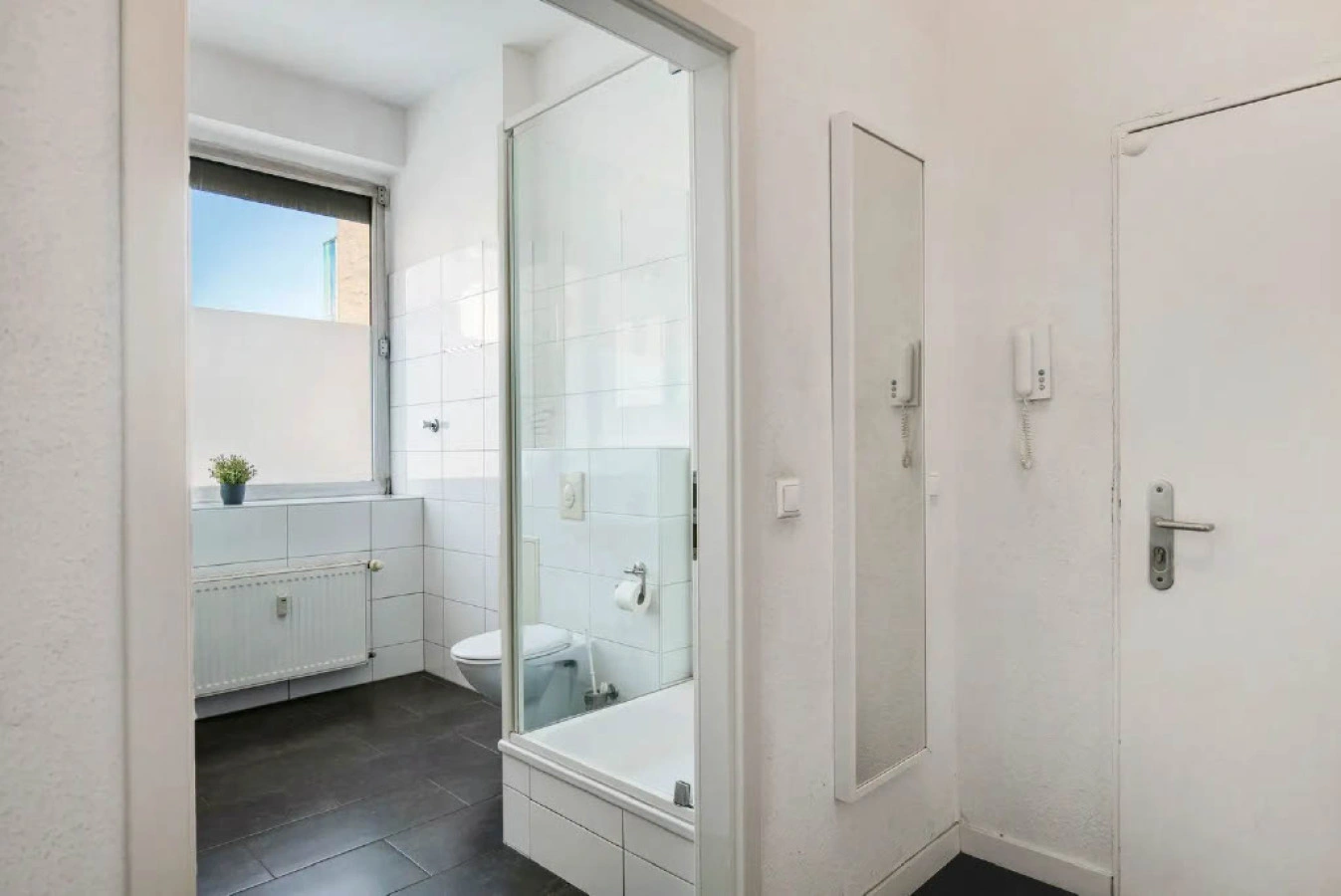 Central Berlin Stay 4BR Sleeps 15 - Jasmin — photo 9 of 37