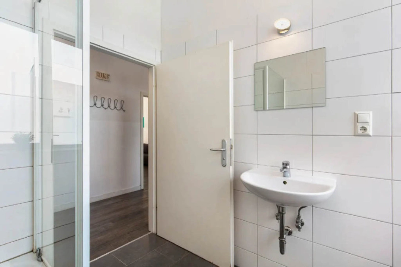 Central Berlin Stay 4BR Sleeps 15 - Jasmin — photo 10 of 37