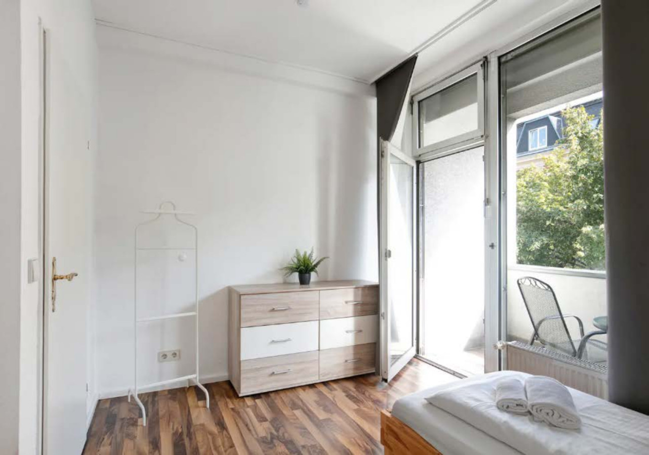 Central Berlin Stay 4BR Sleeps 15 - Jasmin — photo 26 of 37