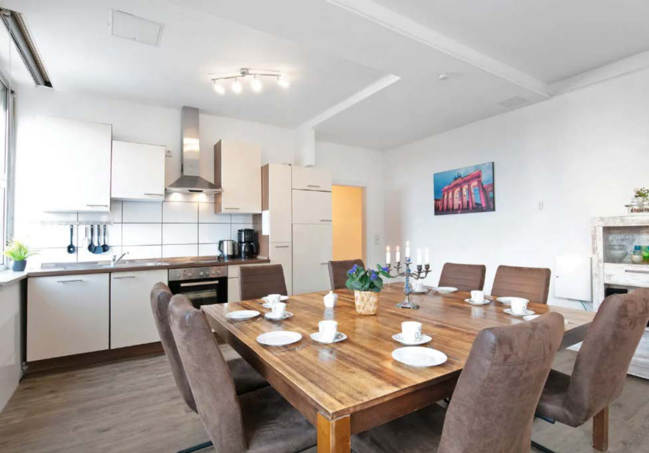 Central Berlin Stay 4BR Sleeps 15 - Jasmin — photo 31 of 37