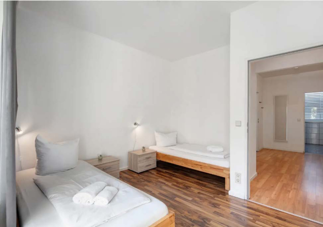 Central Berlin Stay 4BR Sleeps 15 - Jasmin — photo 25 of 37