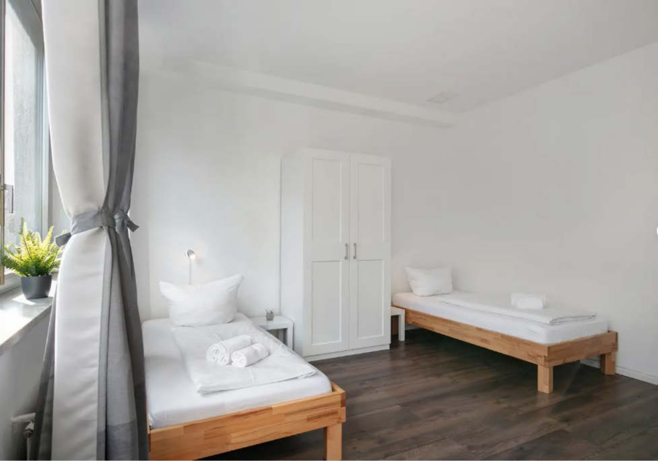 Central Berlin Stay 4BR Sleeps 15 - Jasmin — photo 20 of 37