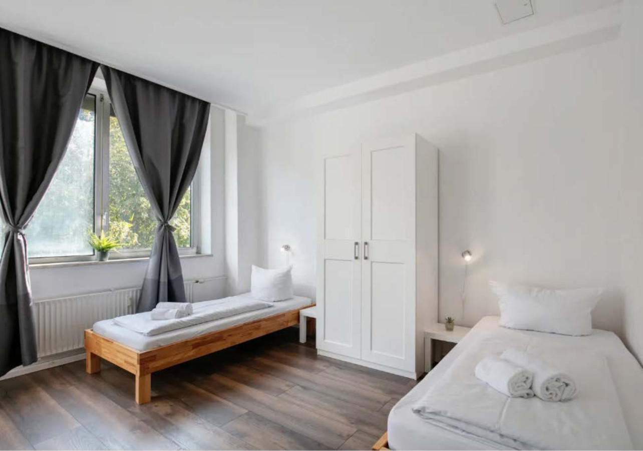 Central Berlin Stay 4BR Sleeps 15 - Jasmin — photo 16 of 37
