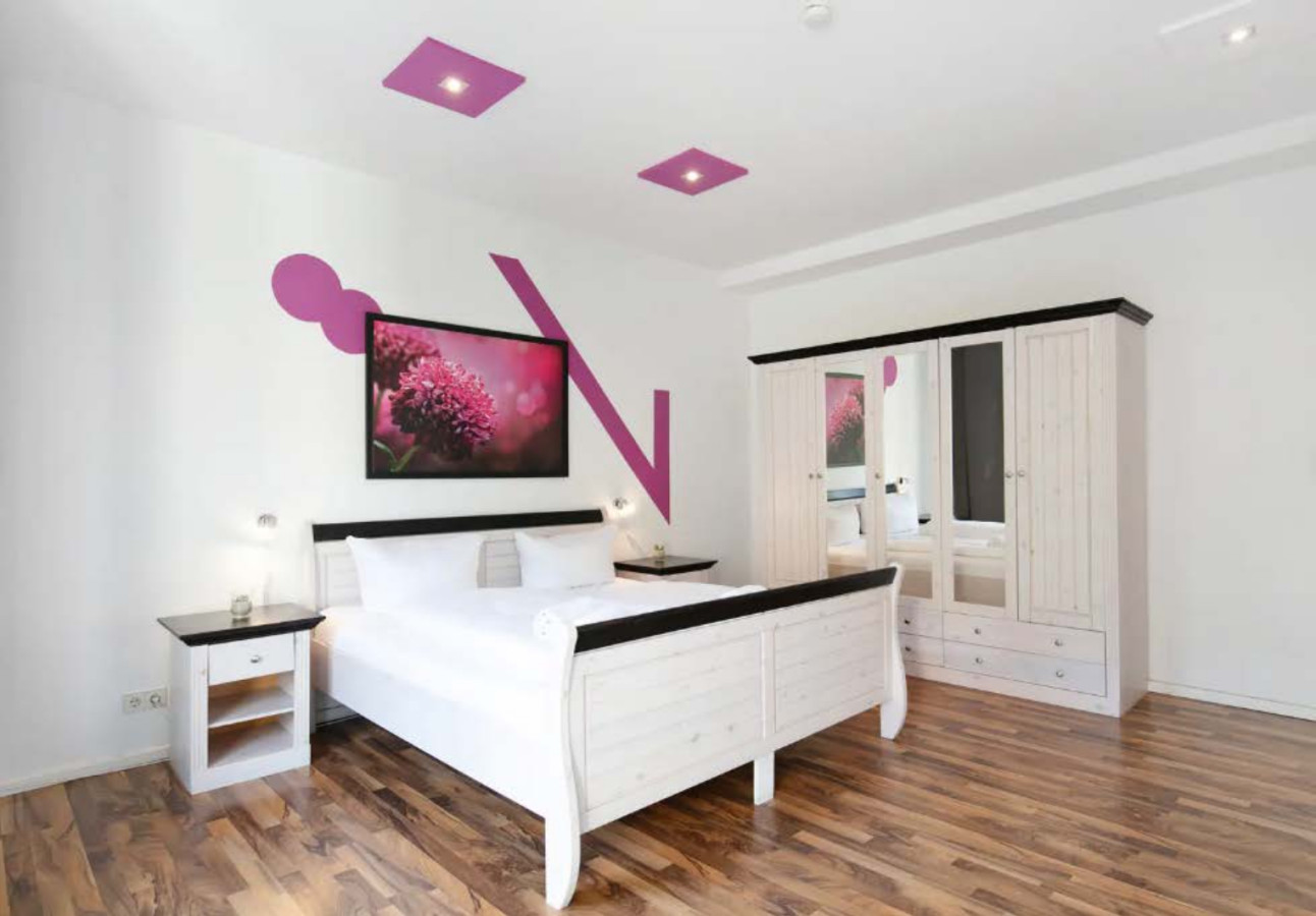 Central Berlin Stay 4BR Sleeps 15 - Jasmin — photo 17 of 37