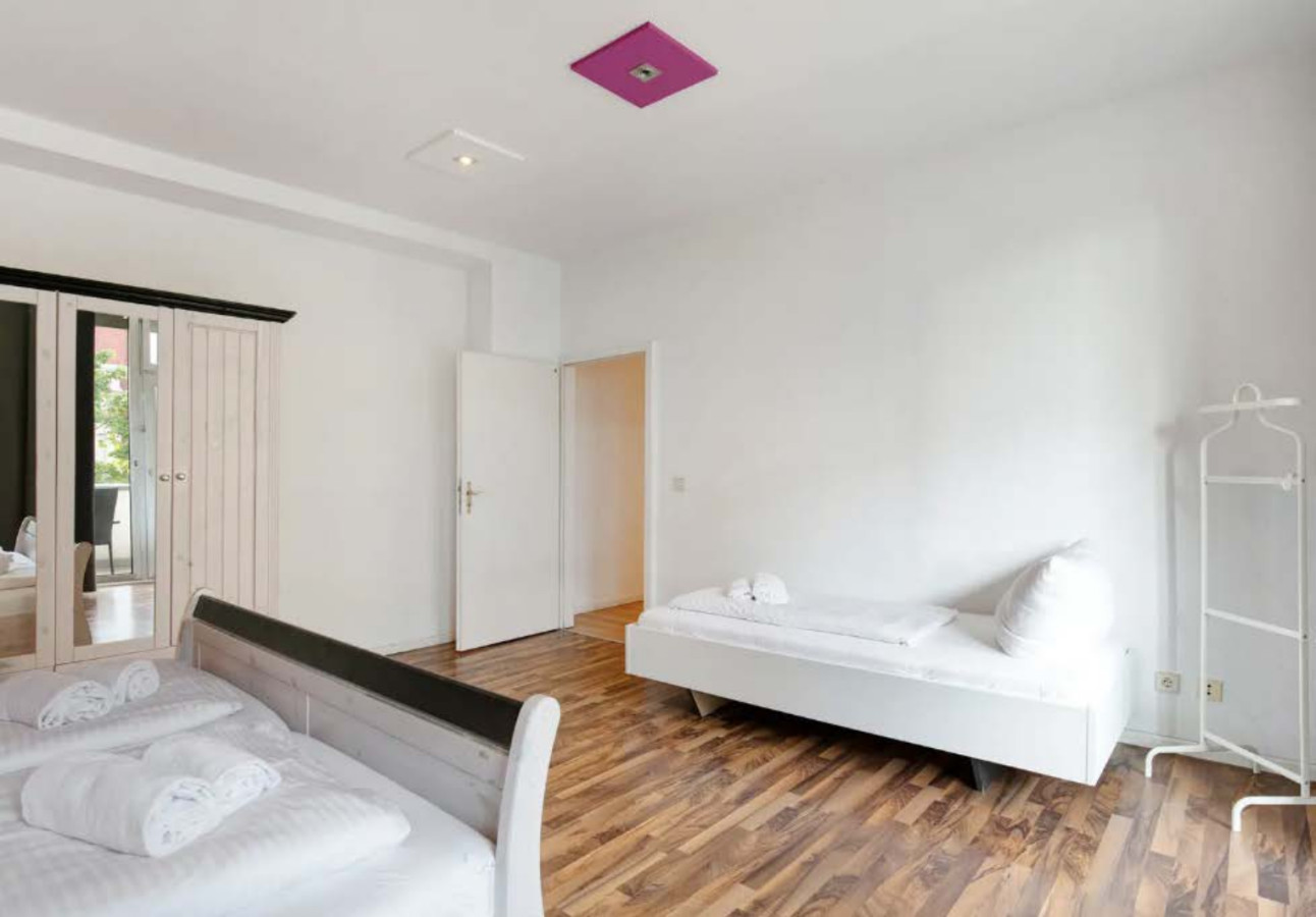 Central Berlin Stay 4BR Sleeps 15 - Jasmin — photo 19 of 37