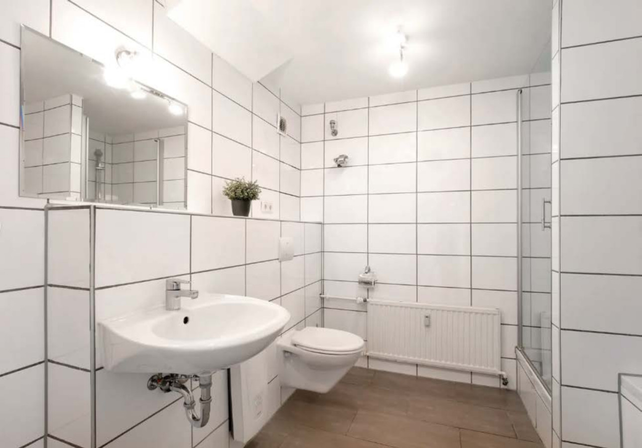 Central Berlin Stay 4BR Sleeps 15 - Jasmin — photo 23 of 37
