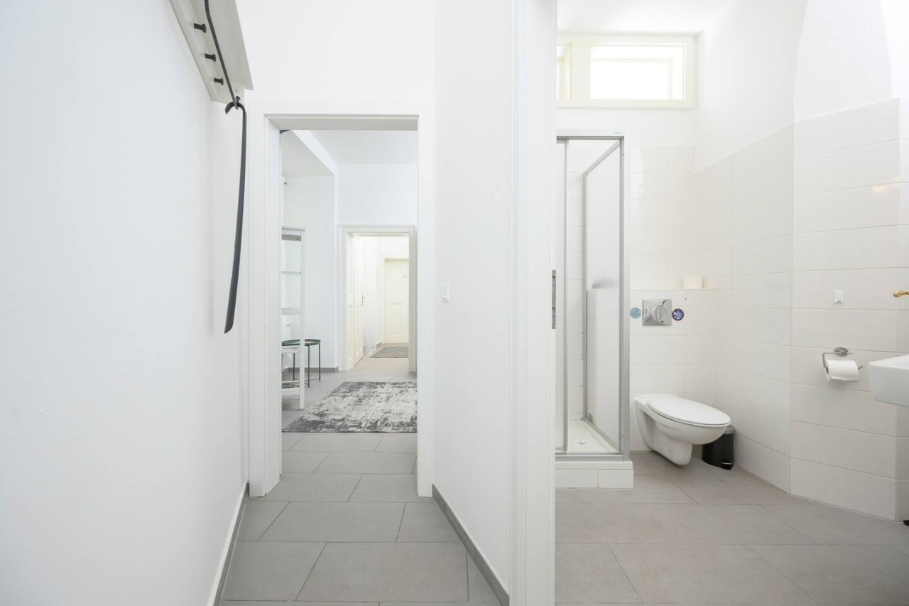 Central Business Apartment — photo 34 of 40