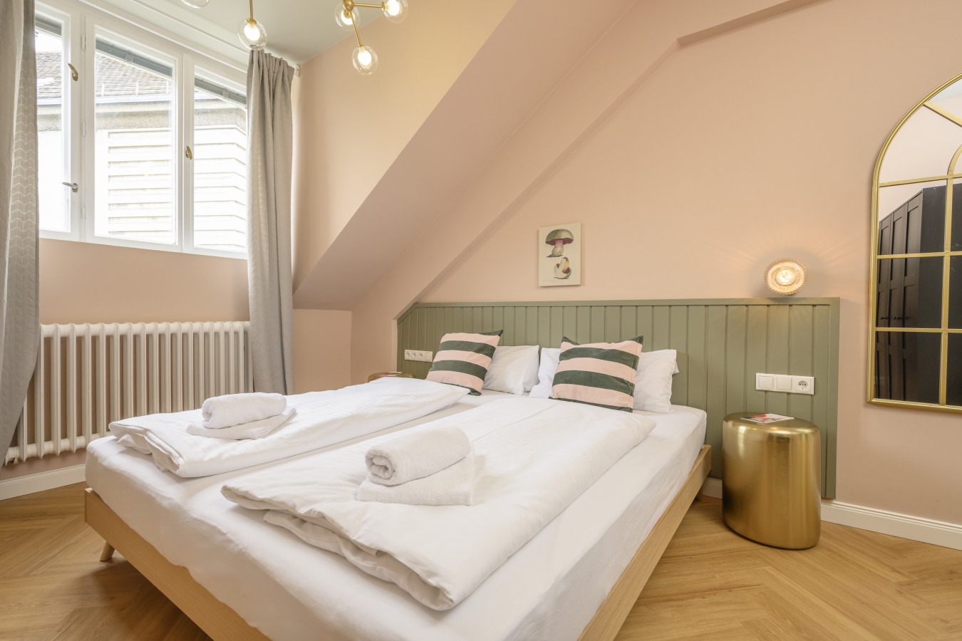 Palais Palffy I Spacious Apartment without Kitchen — photo 12 of 40