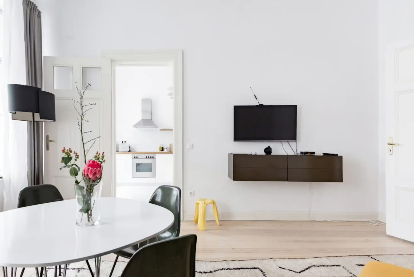 Luxury 2 Bedroom apartment in the heart of Mitte — photo 35 of 40