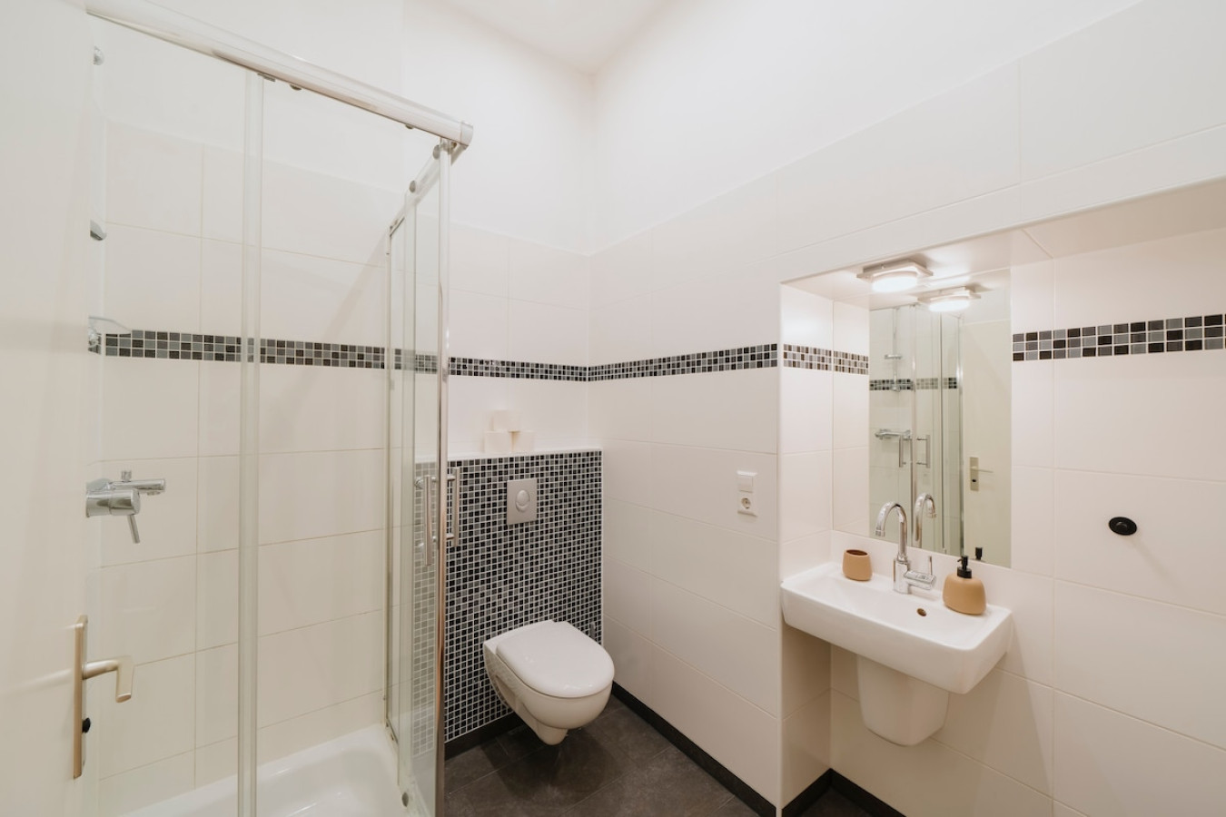 Spacious 2 Bedroom in the Heart of Friedrichshain — photo 28 of 37