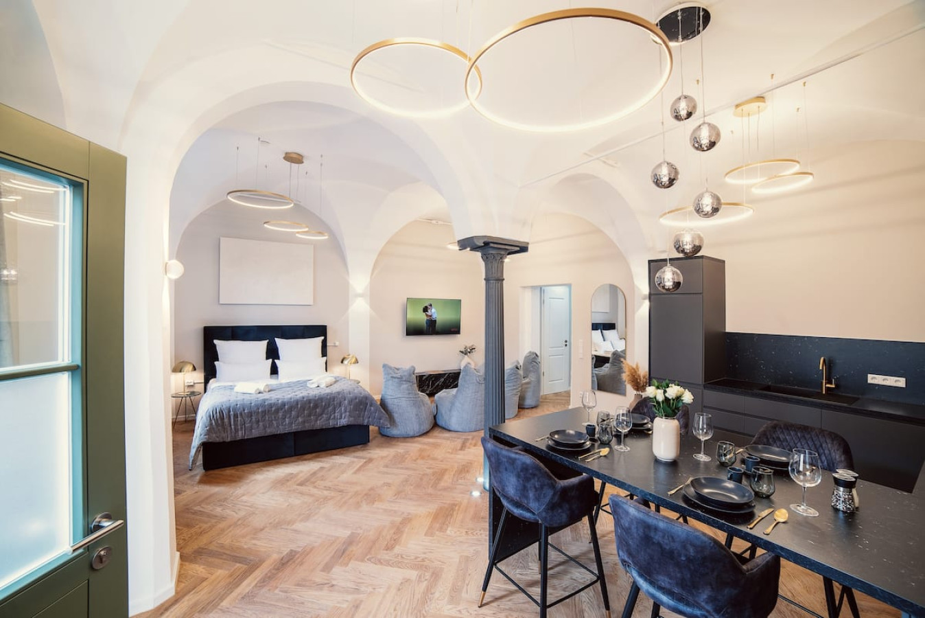 NEW LUXUS Suite I TWO Kingbeds I Center — photo 38 of 40