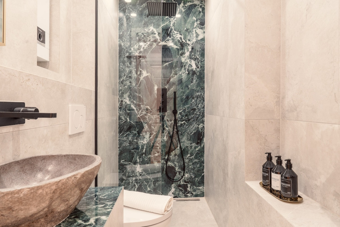 NEW LUXUS Suite I TWO Kingbeds I Center — photo 40 of 40