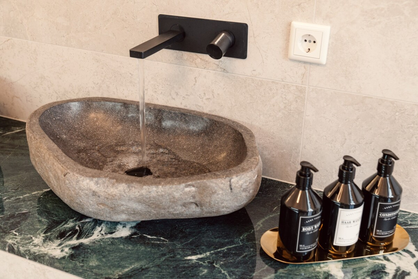 NEW LUXUS Suite I TWO Kingbeds I Center — photo 39 of 40